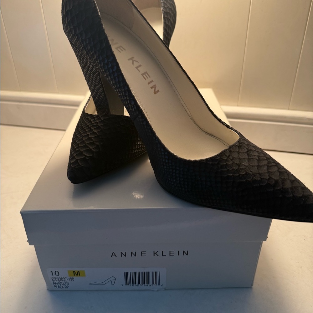 Anne Klein Black Heels with Elegant Snake Design- Size 10